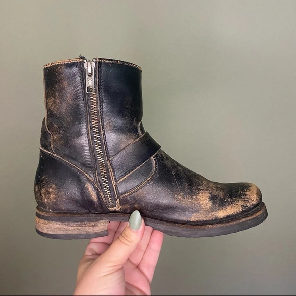 frye Veronica Belted Distressed Short Boots. Size 6 - Picture 5 of 16